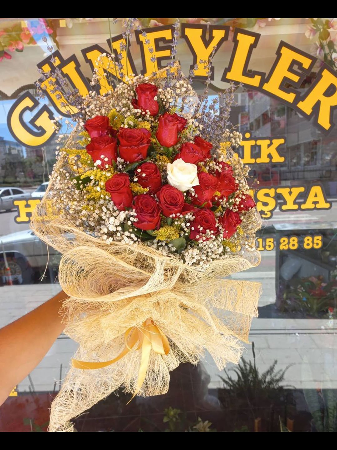 18 Kırmızı 1 Beyaz Güllü Buket